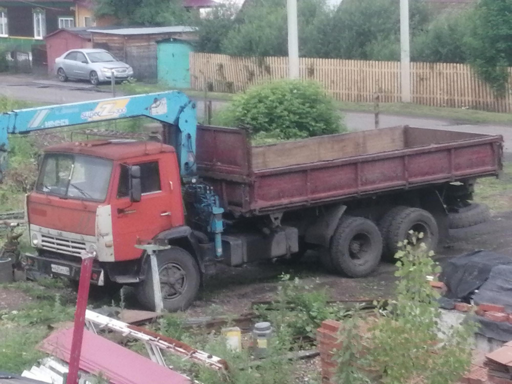 Самосвал. Земля, навоз, чернозем, щебень.