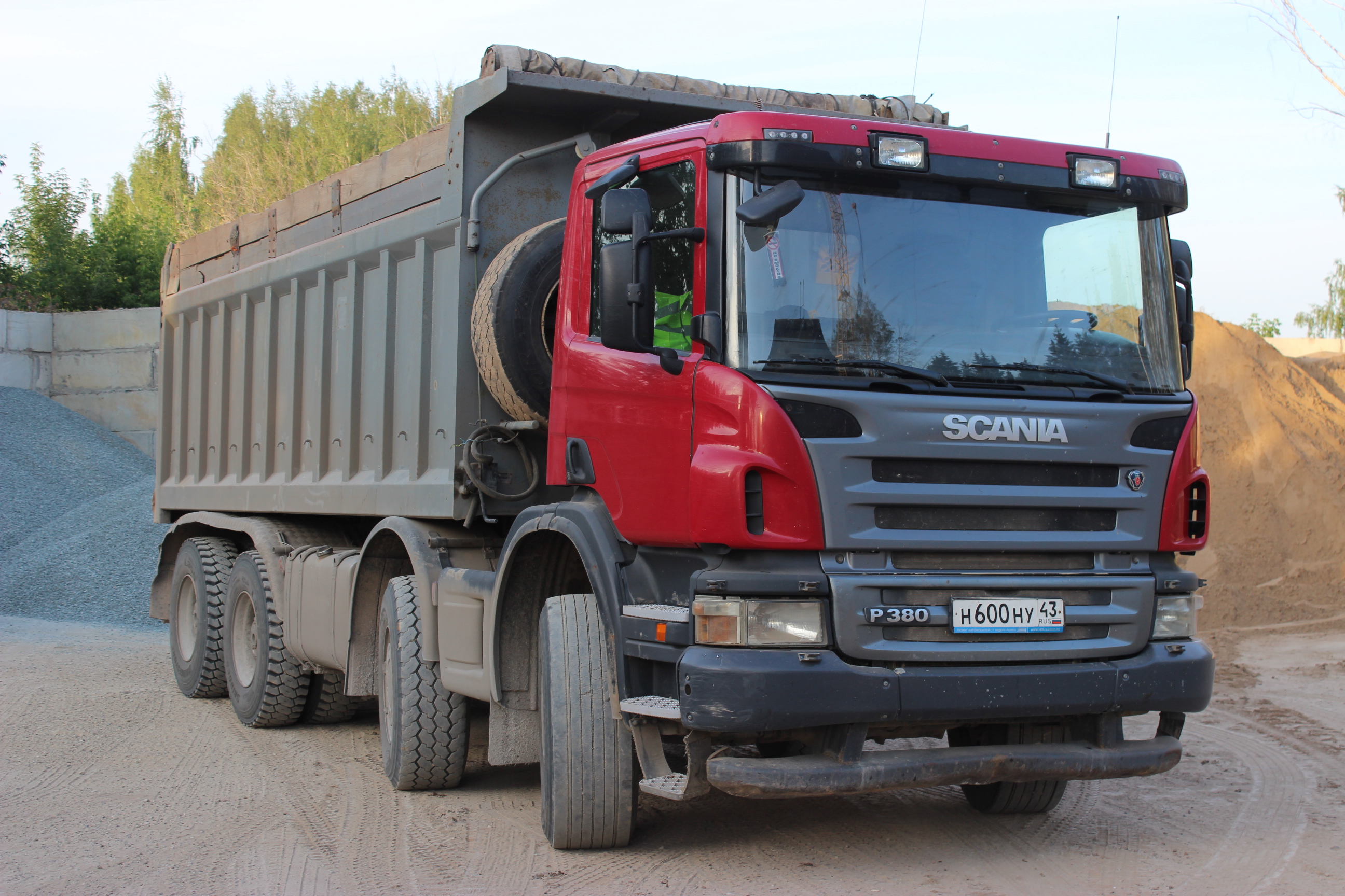 Услуги самосвалов 38 тонн. Щебень, песок, гравий.