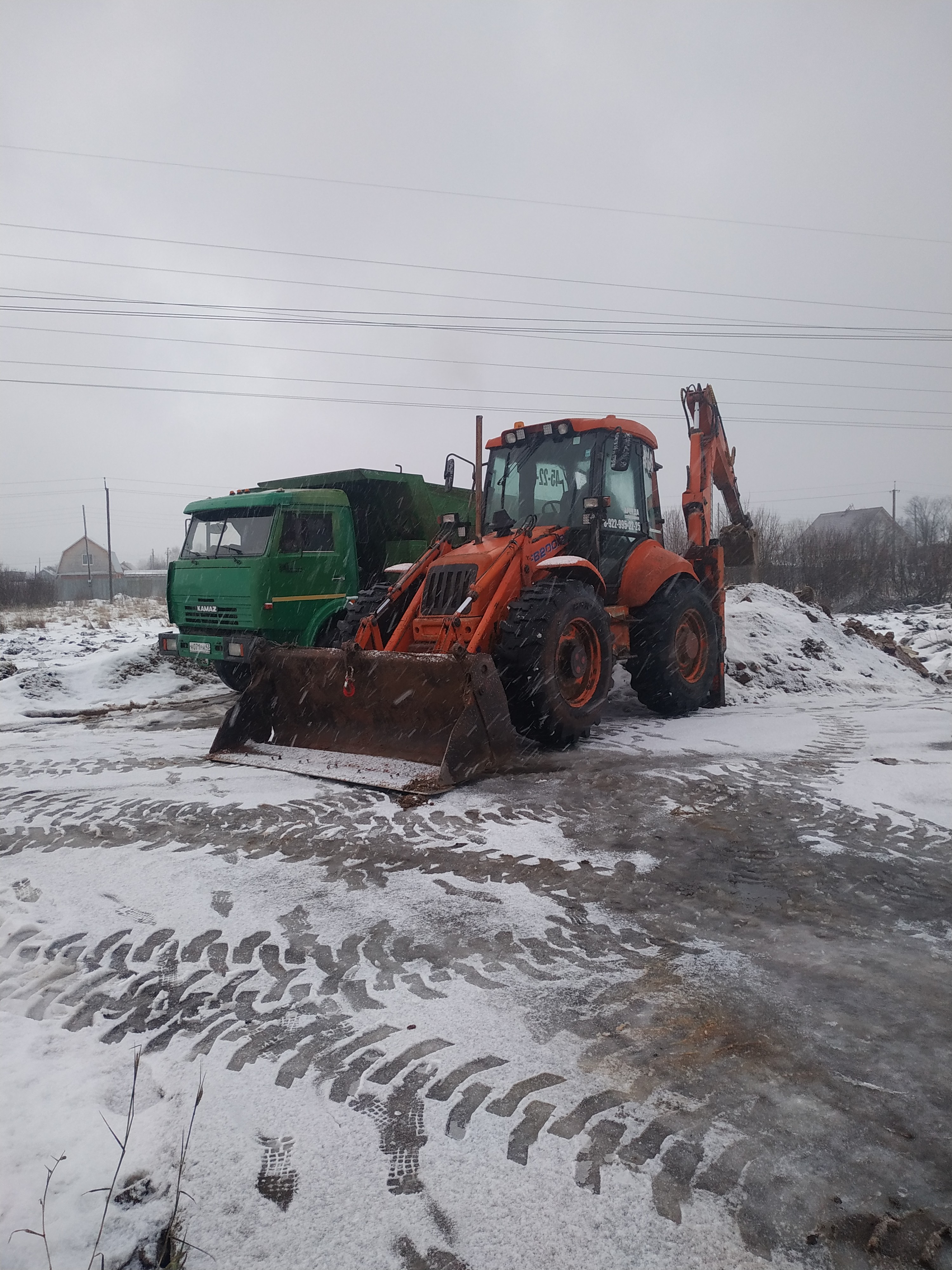 Услуги самосвала. Аренда экскаватор-погрузчик.