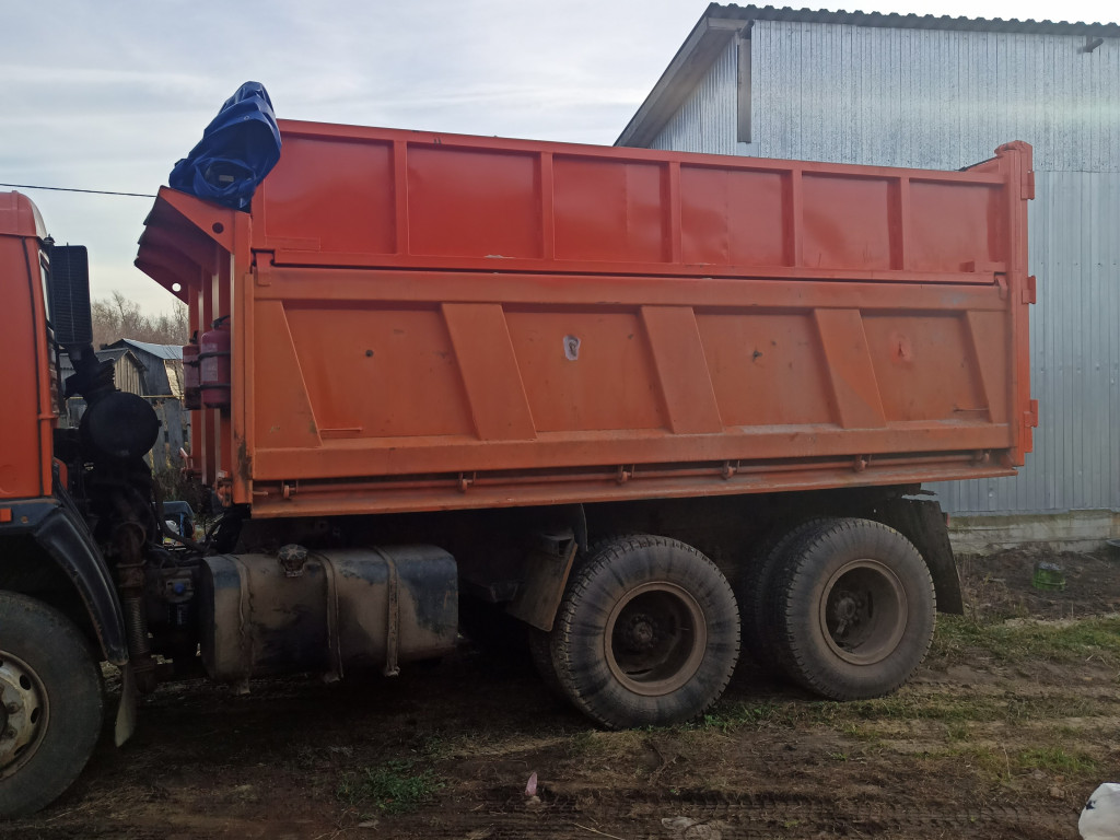 Самосвал с задней и боковыми валками.