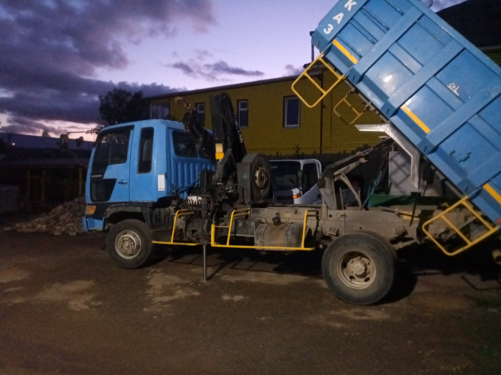 Самосвал 5т с манипулятором