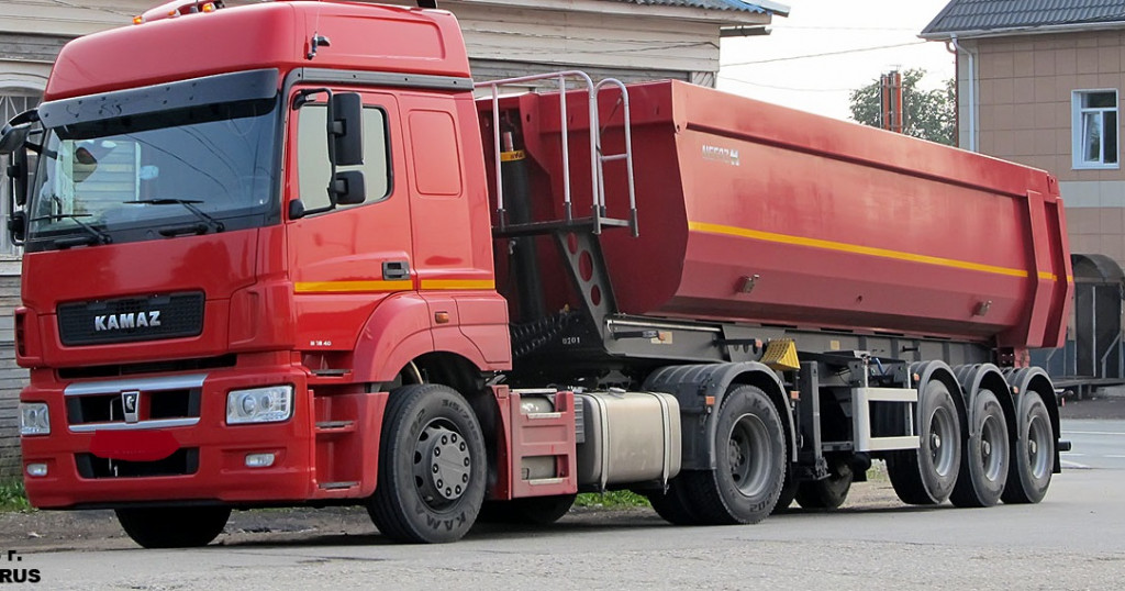 Перевозка нерудных материалов самосвалом.