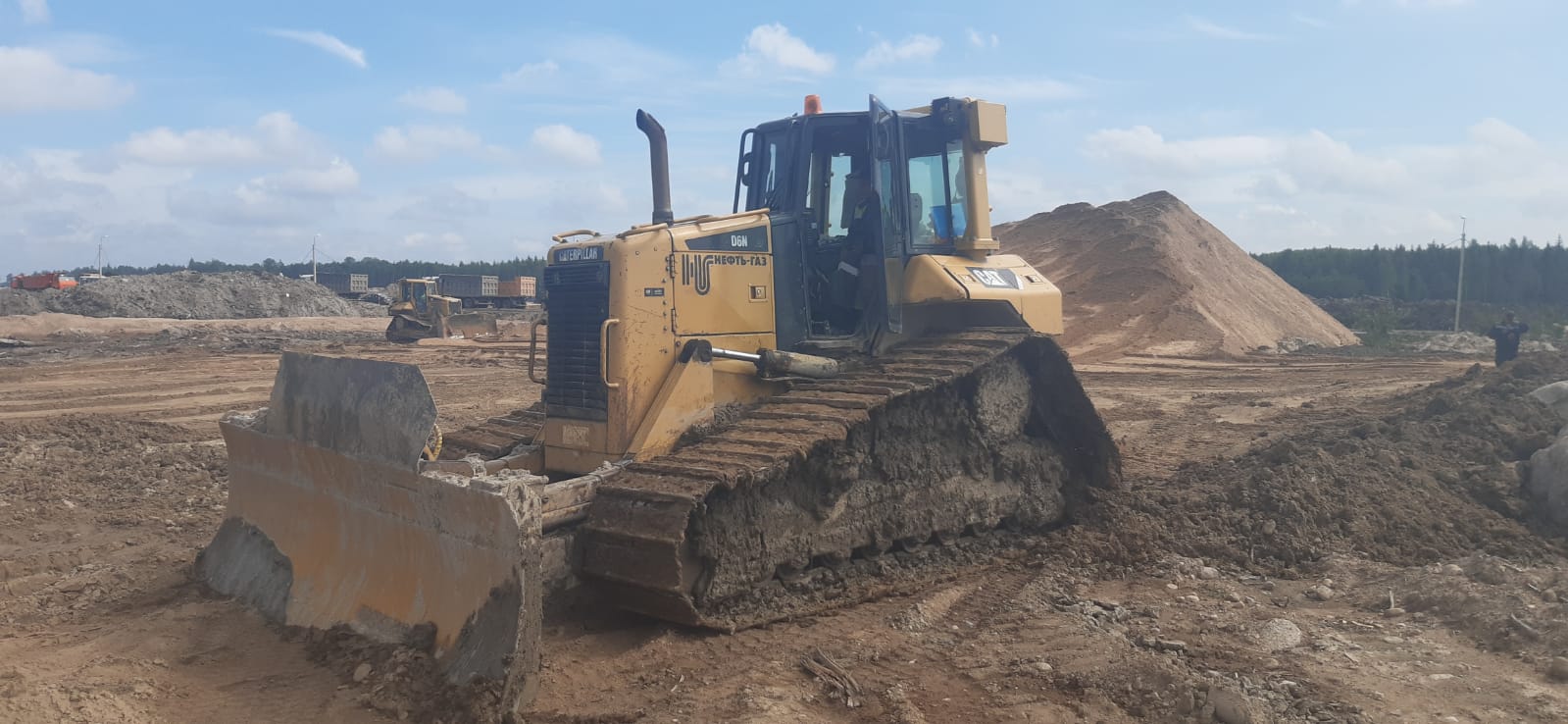 Бульдозер планировочный на болотном ходу