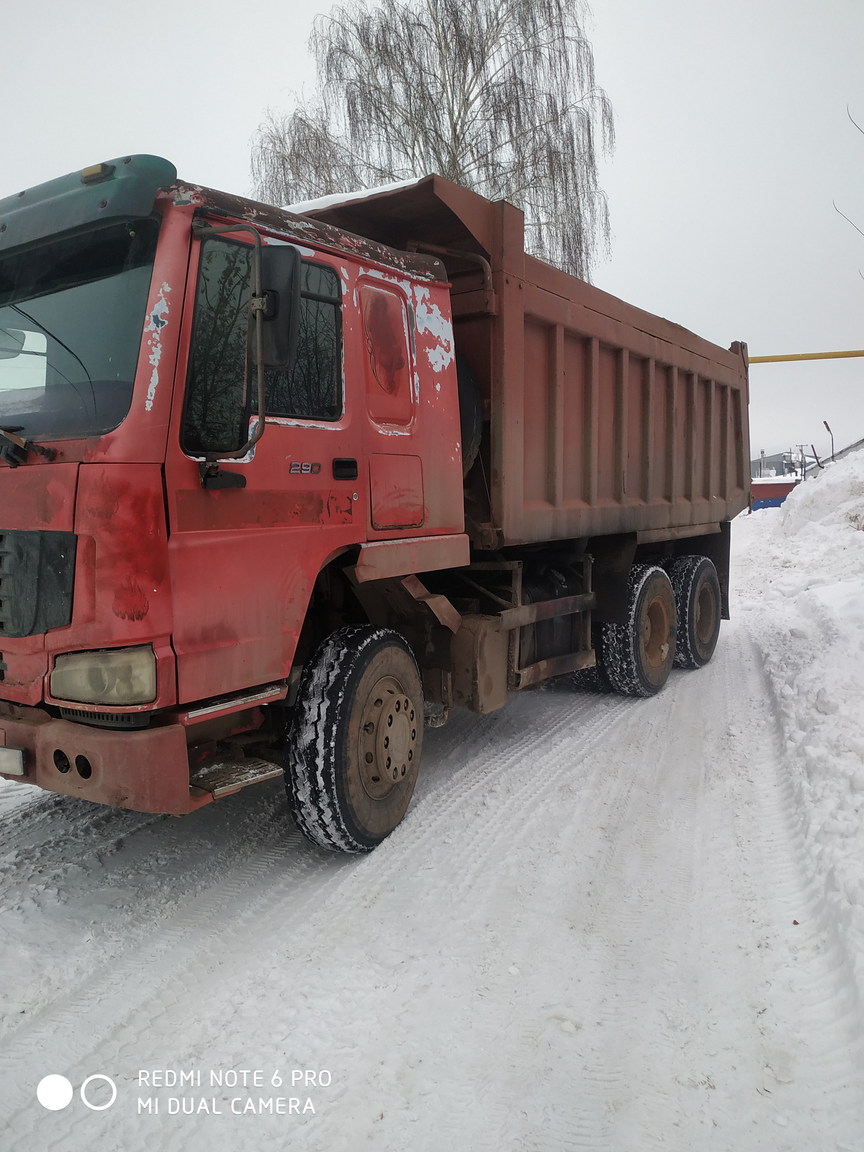 Перевозка сыпучих материалов самосвалами.
