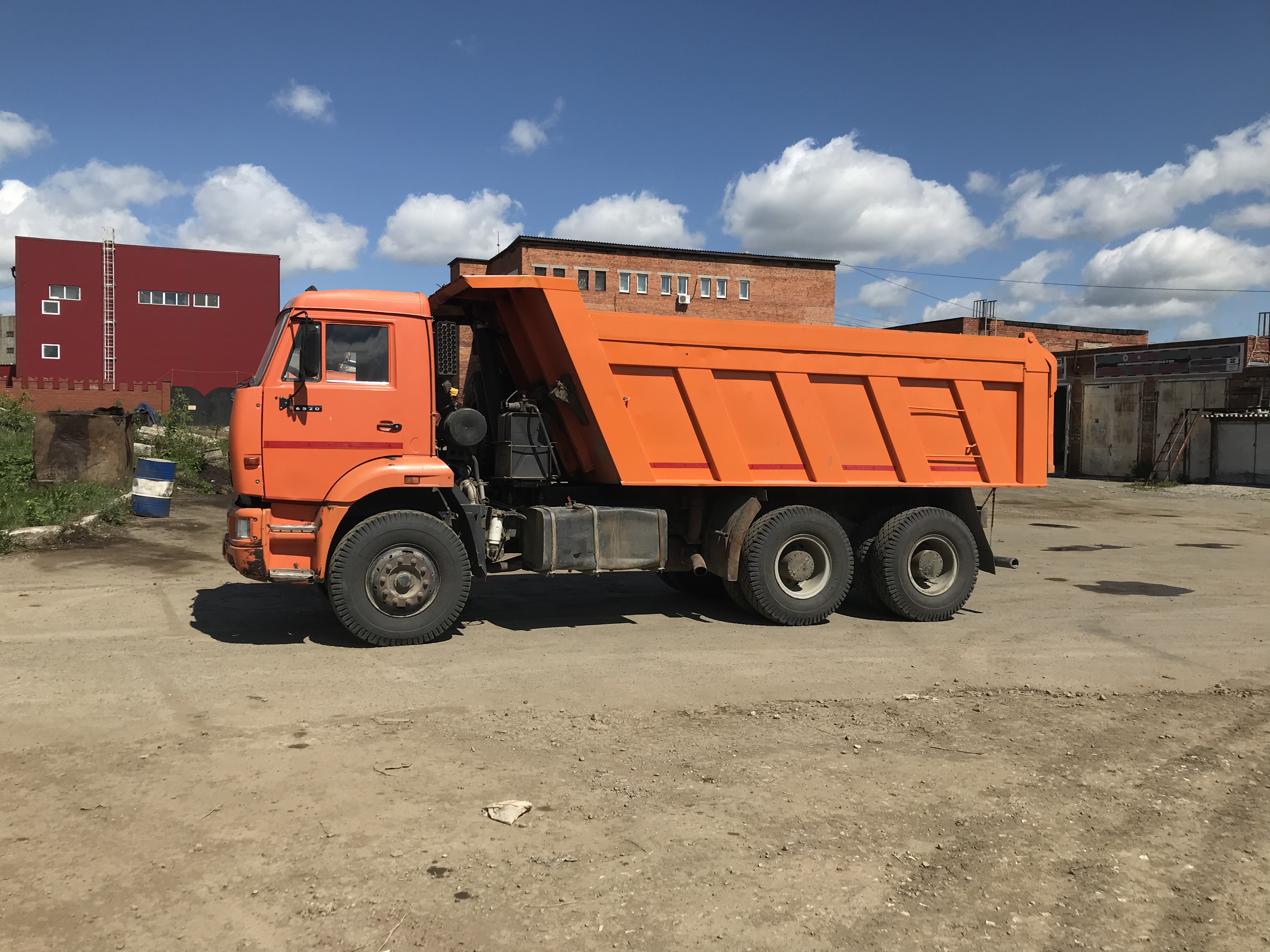 Самосвал 16 кубов услуги. Щебень, отсев, грунт.