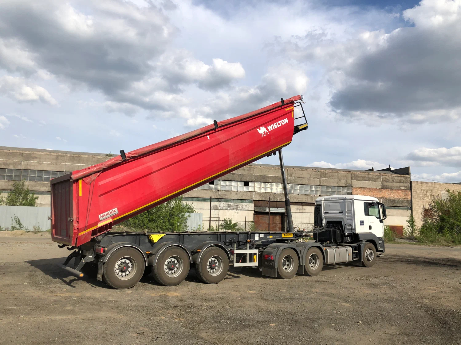 Перевозка тонарами, самосвалами 35- 50 тонн.