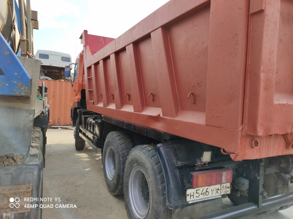 Услуги самосвала по перевозкам материалов.