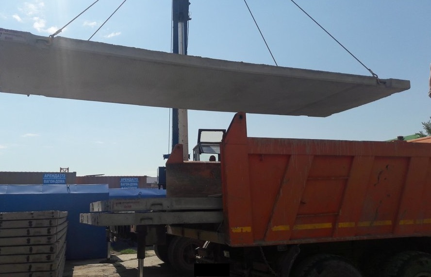 Самосвалом перевозка дорожных плит, щебня, песка