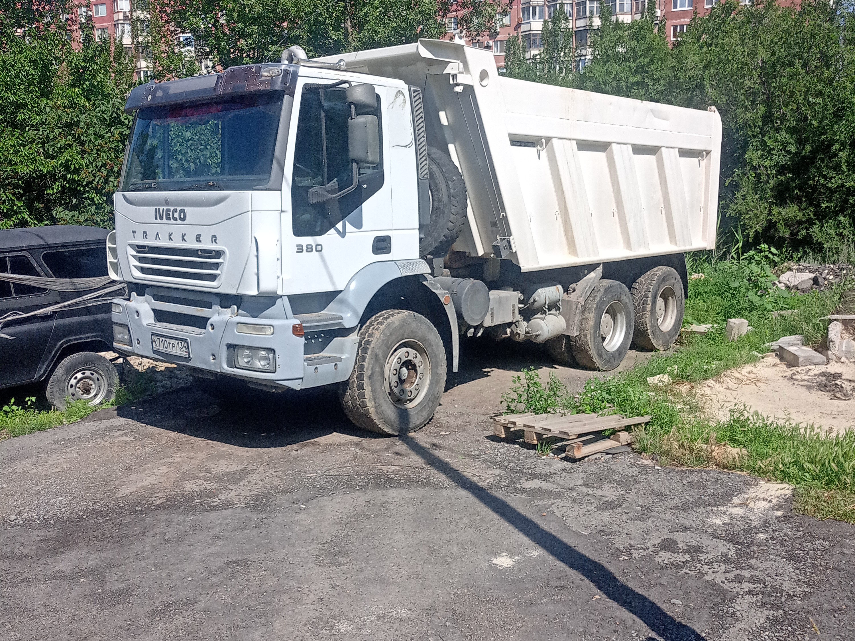 Самосвалом доставка сыпучих строй-материалов.