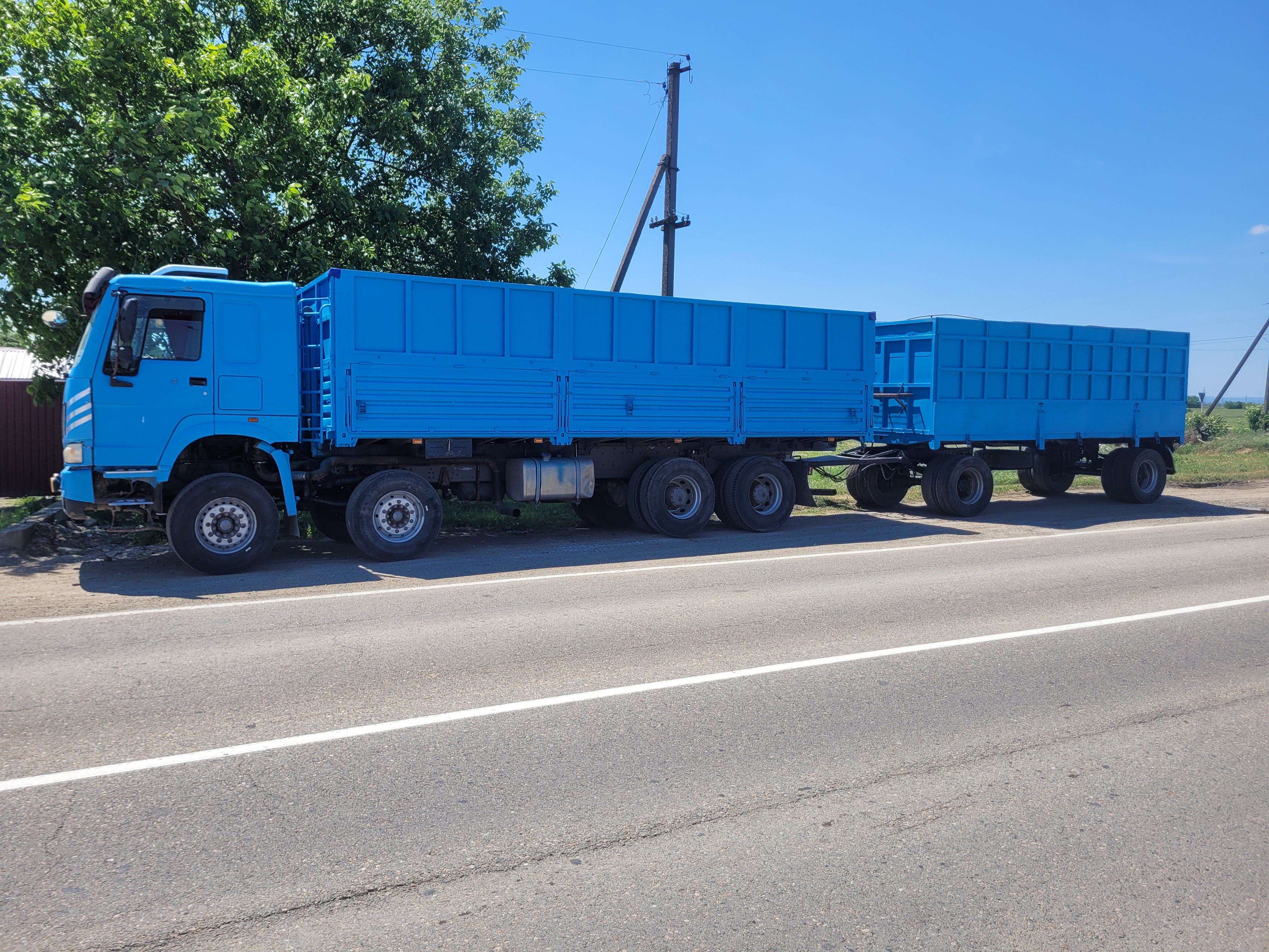 Перевозка грузов самосвалом с прицепом.