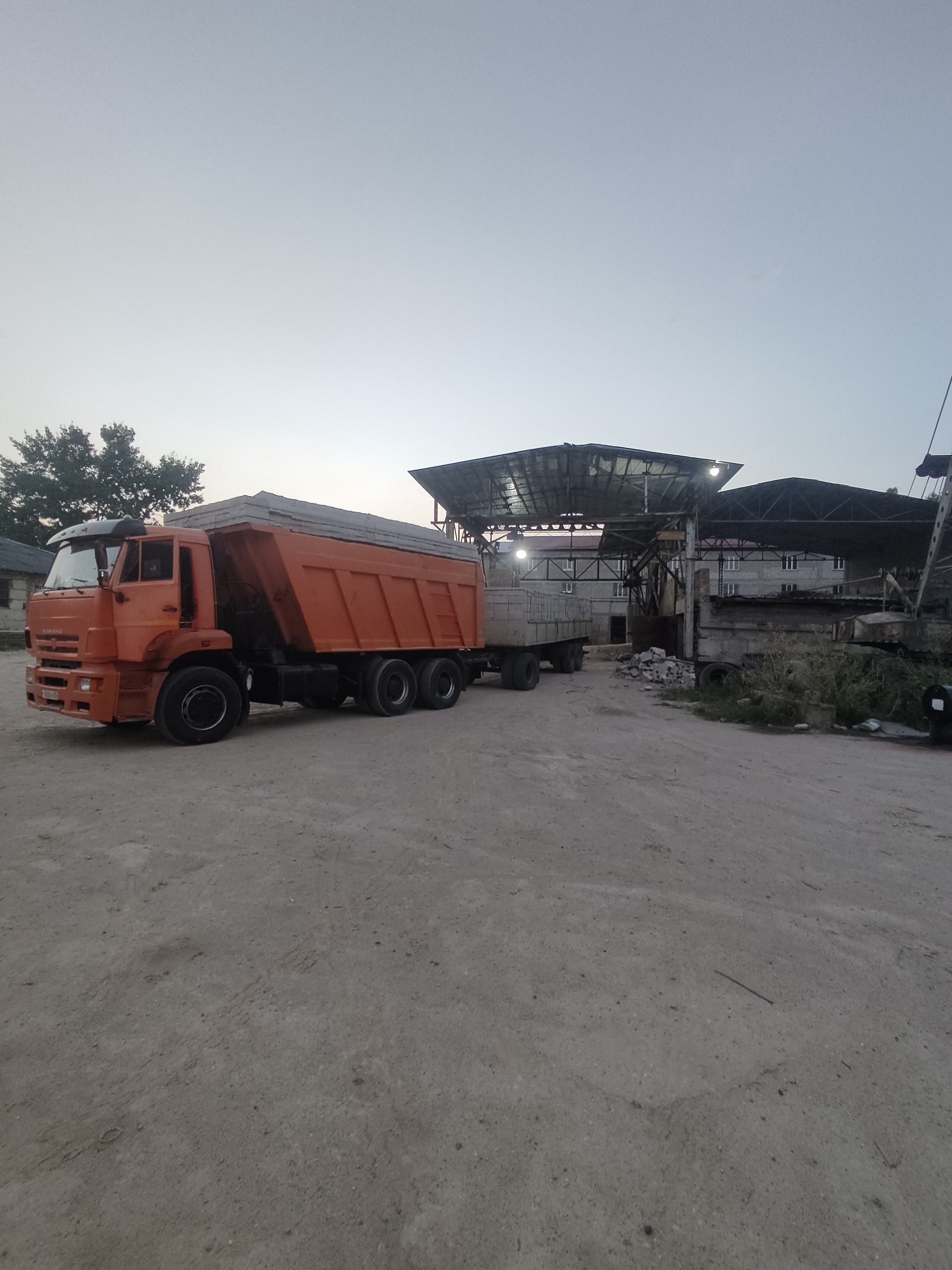 Самосвал с Прицепом платформой. Перевозка 20 кубов