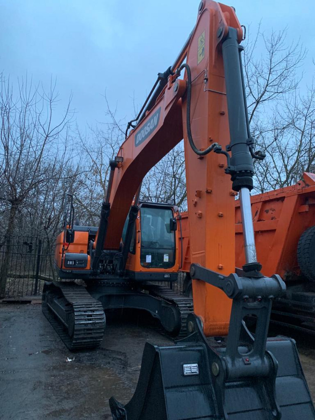 Габаритный гусеничный экскаватор