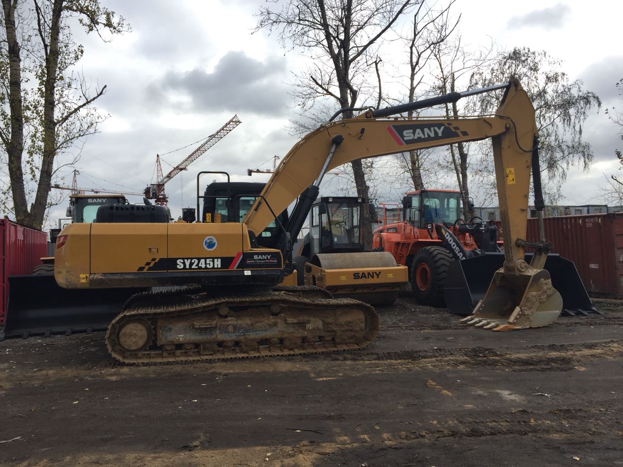 Гусеничный экскаватор