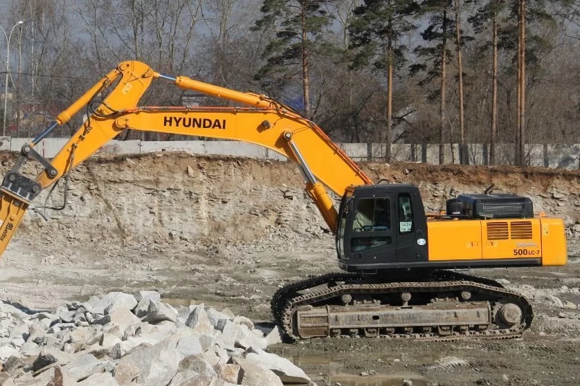 Экскаватор с гидромолотом