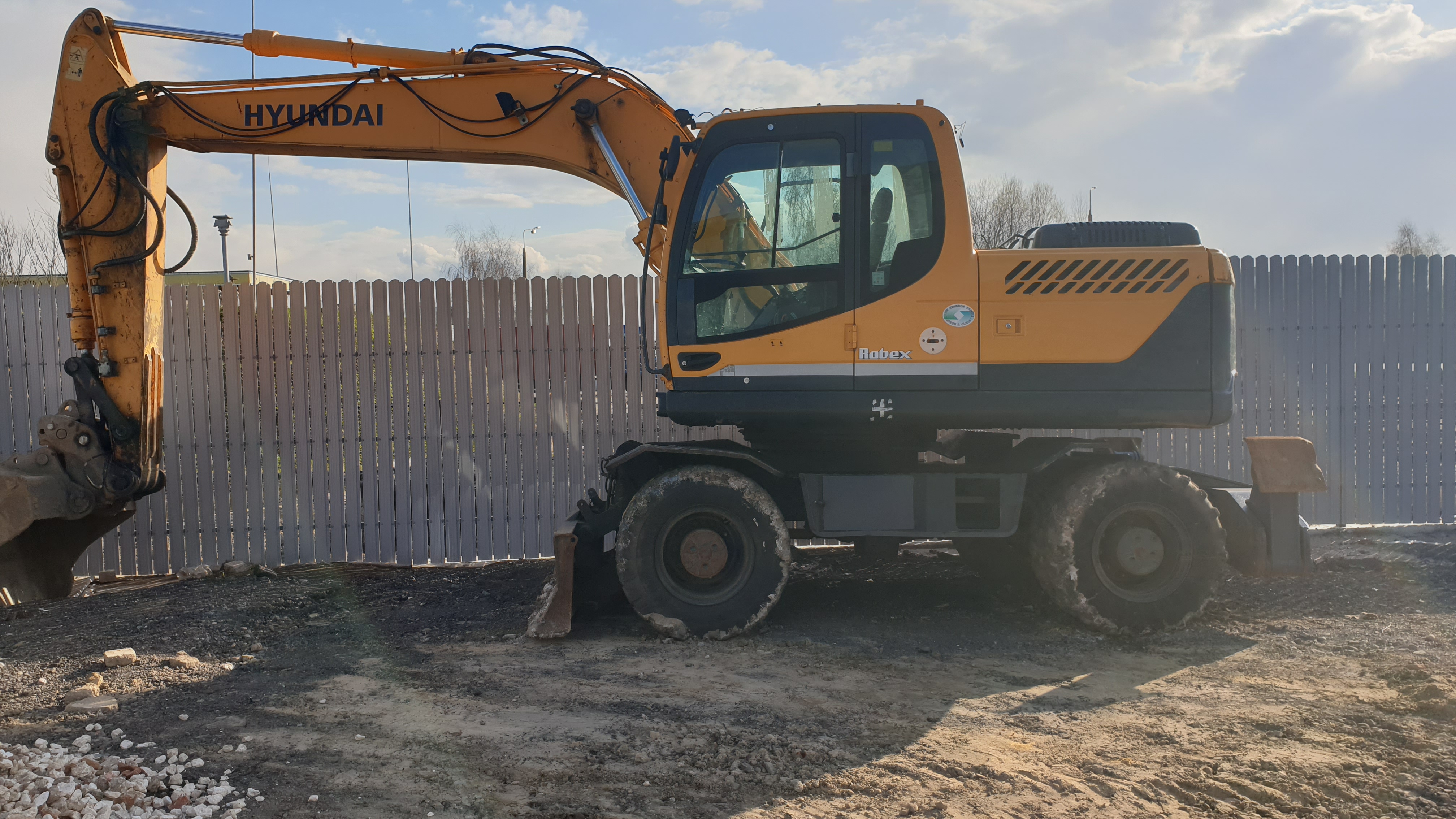 Аренда экскаватор. Гусеничный, колесный. Копка.