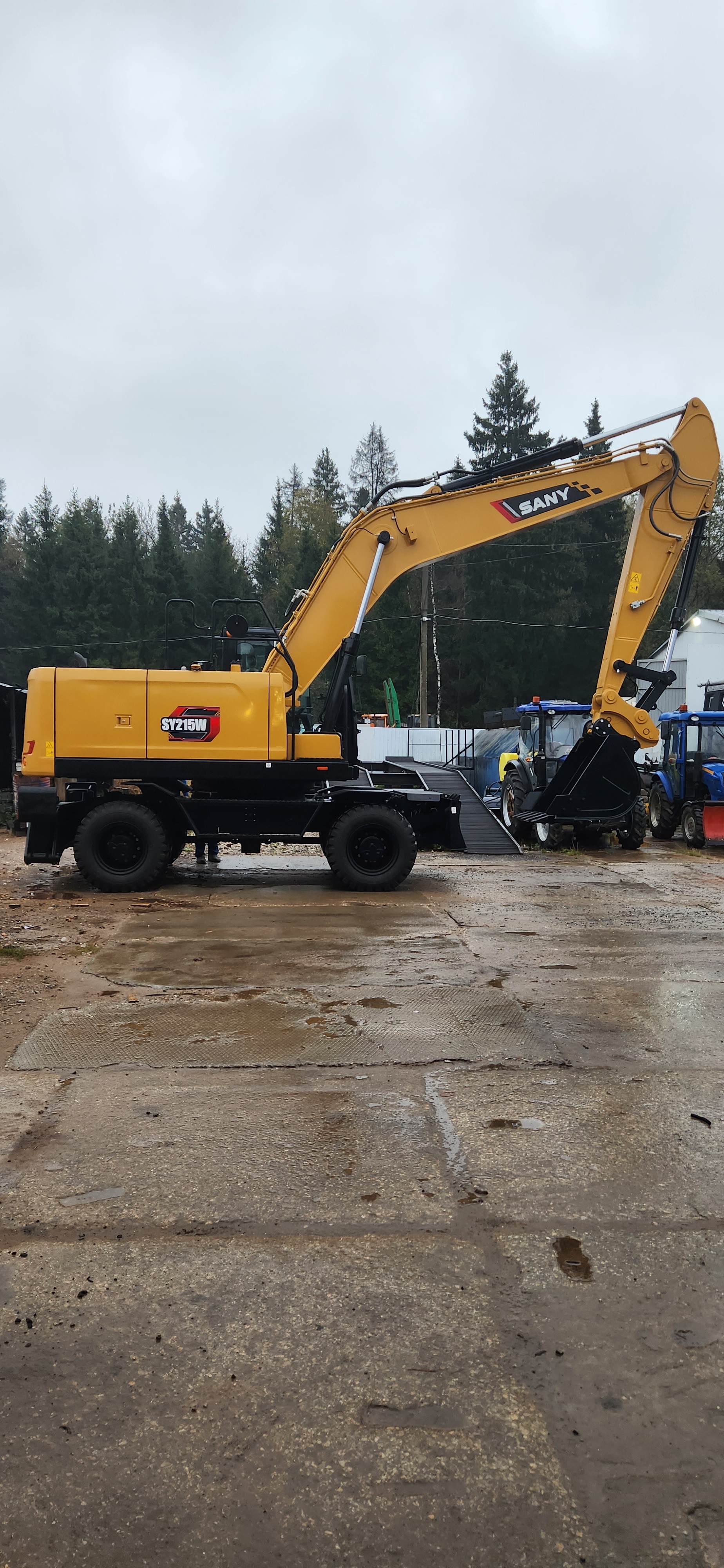 Экскаватор полноповоротный JCB в аренду.