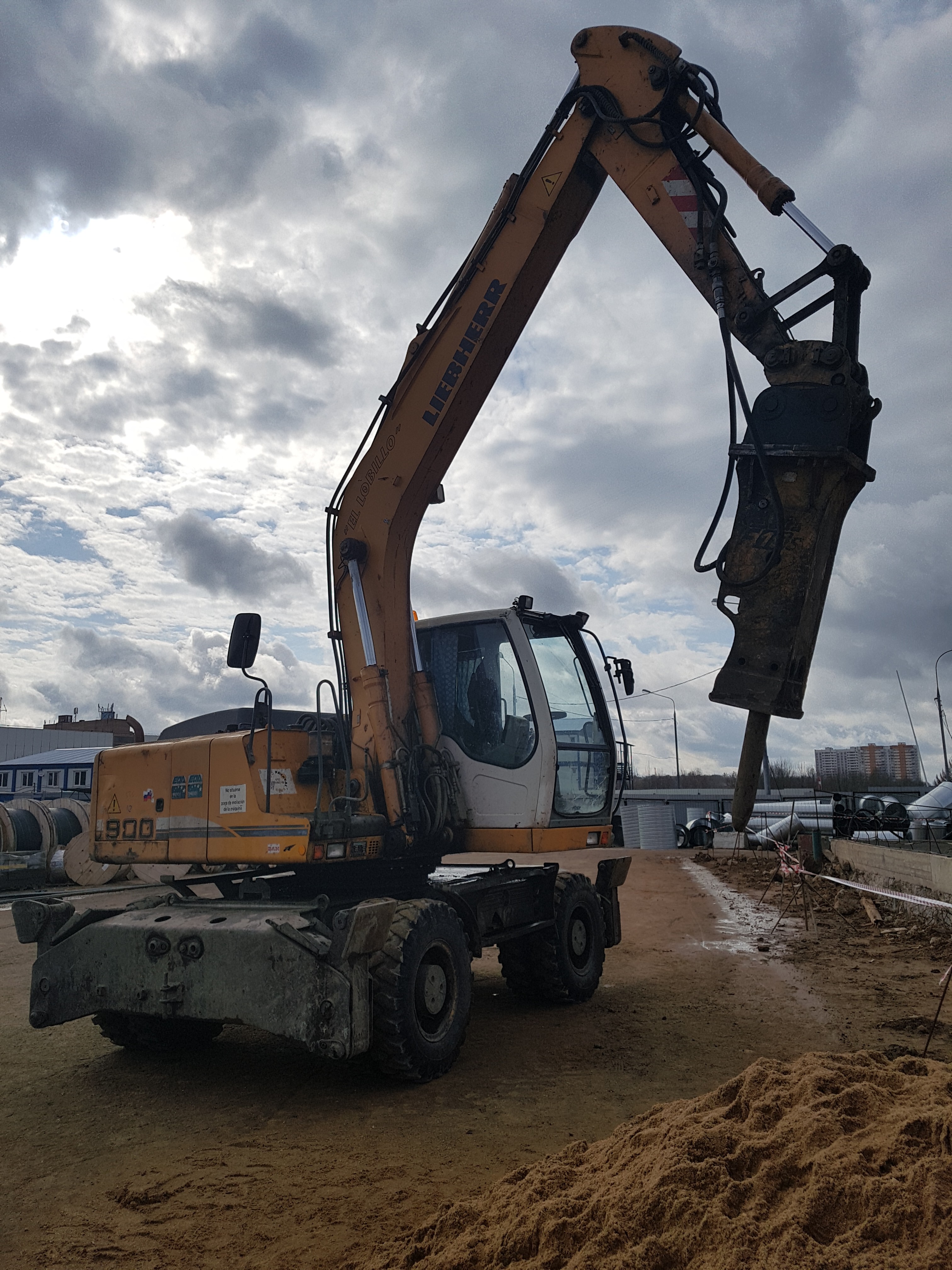 Экскаватор колесный в аренду