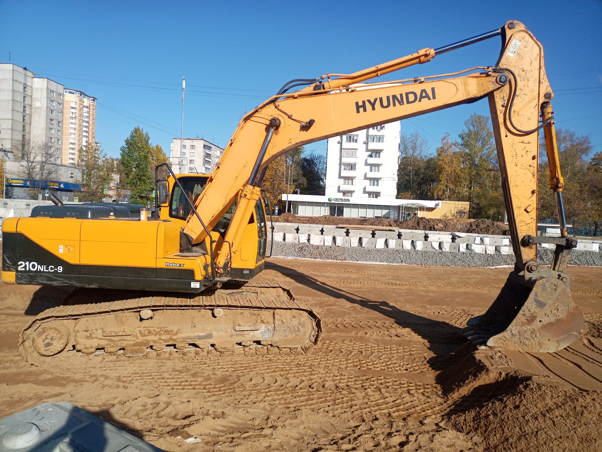 Аренда экскаватора с полным поворотом.