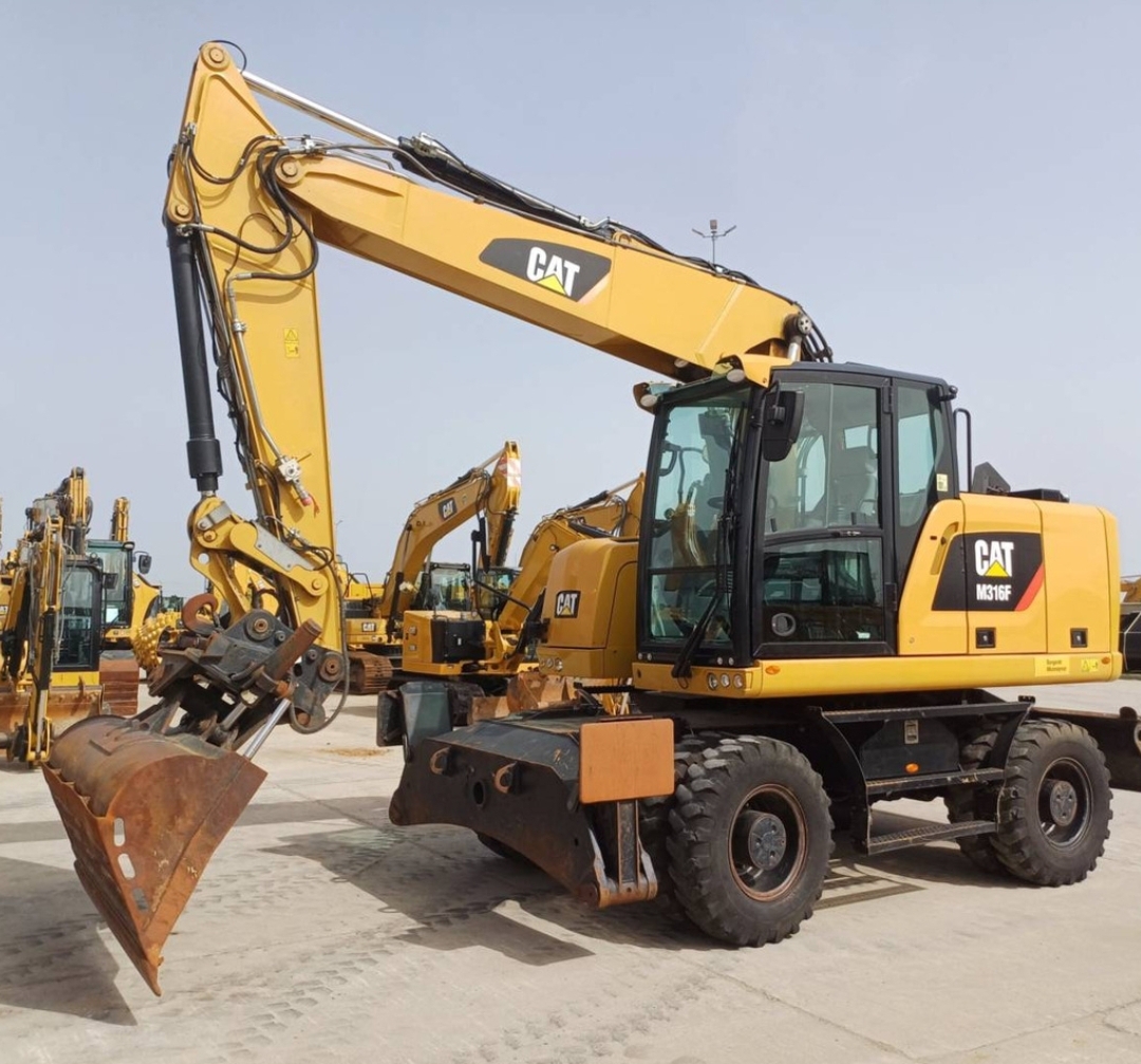 Колесный экскаватор с опытным оператором