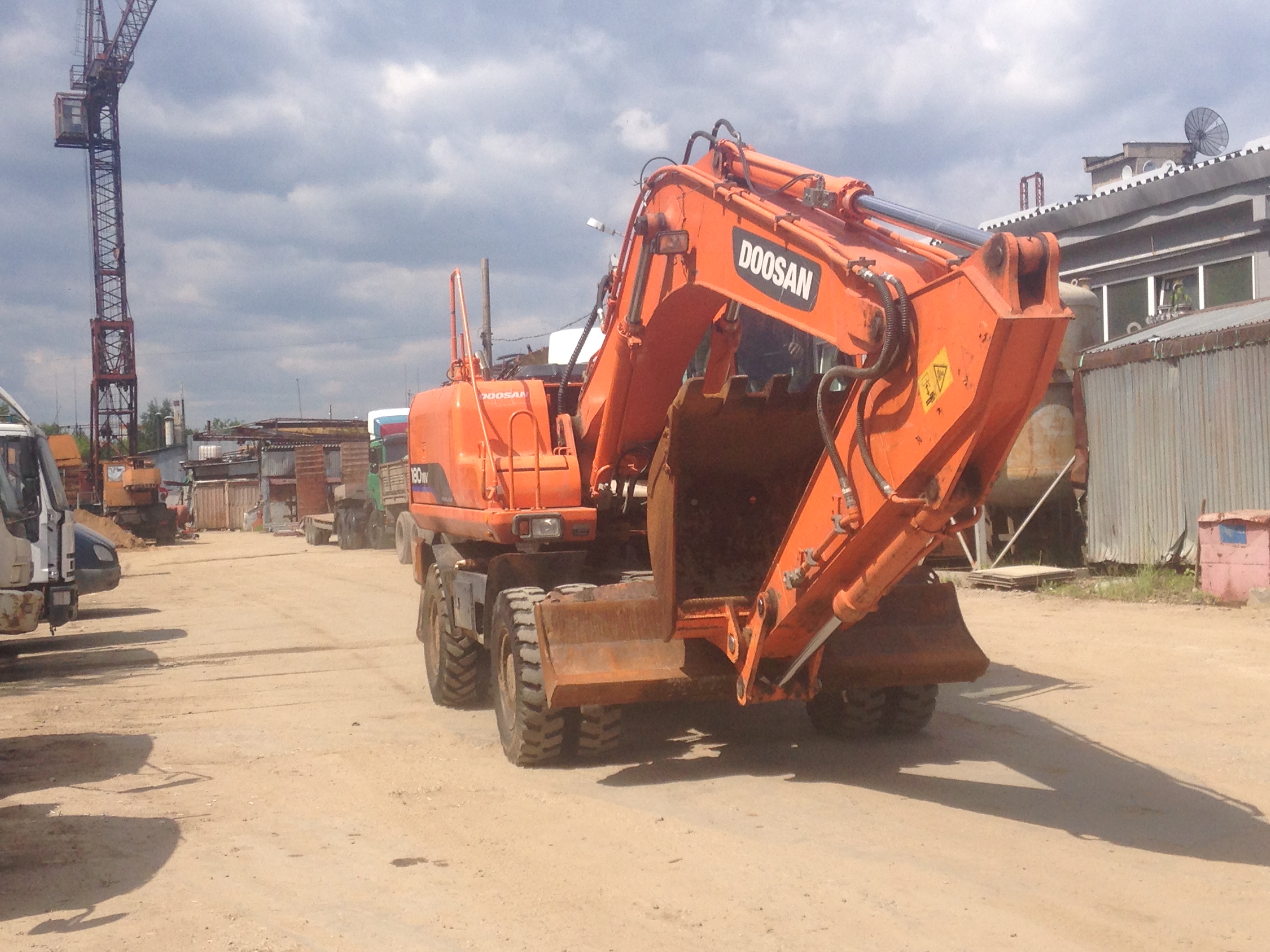 В аренду экскаватор колесный полноповоротный.