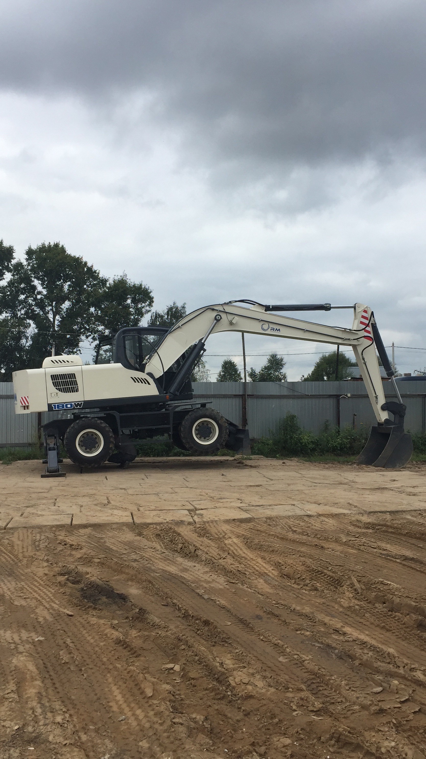 экскаватор-колесный полноповоротный кубовик