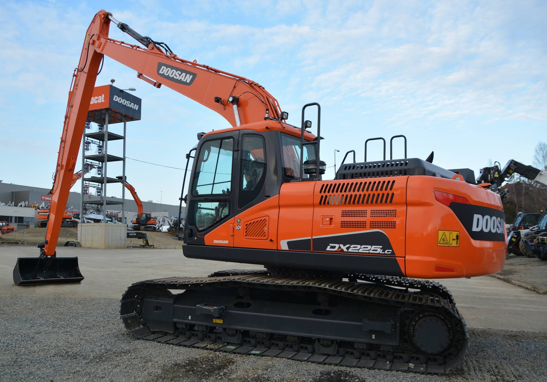 Аренда Длиннорукий гусеничный экскаватор