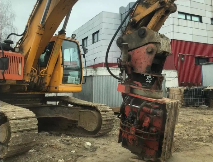Экскаватор с вибропогружателем
