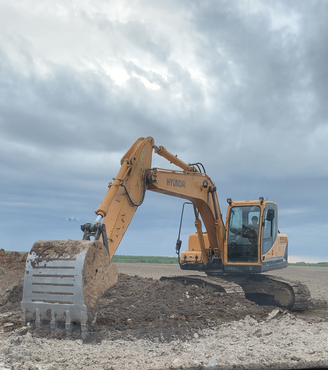 Экскаватор гусеничный полноповоротный, гидромолот