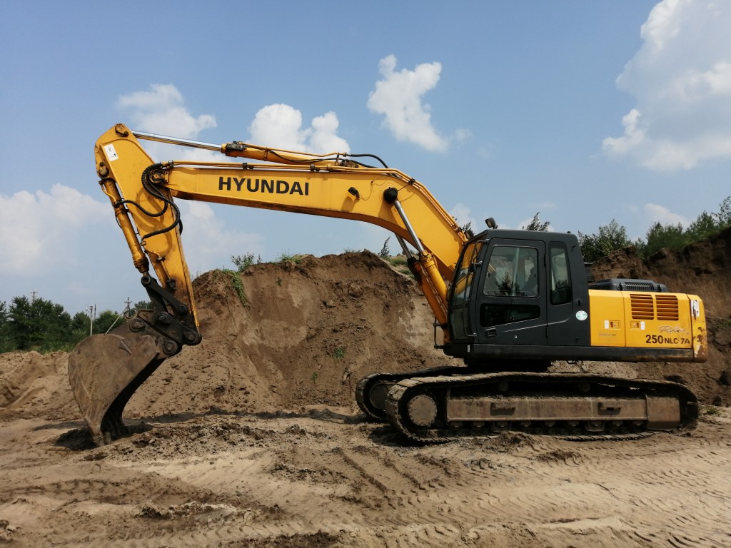 Экскаватор гусеничный, объем ковша 1,45 куба