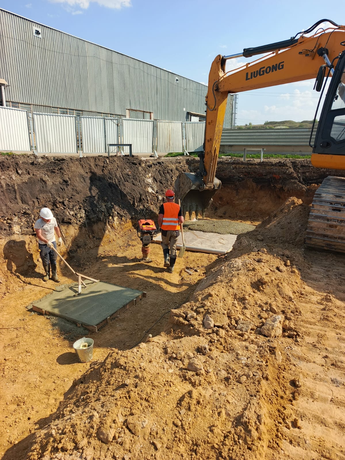 Экскаватор гусеничный полноповоротный аренда