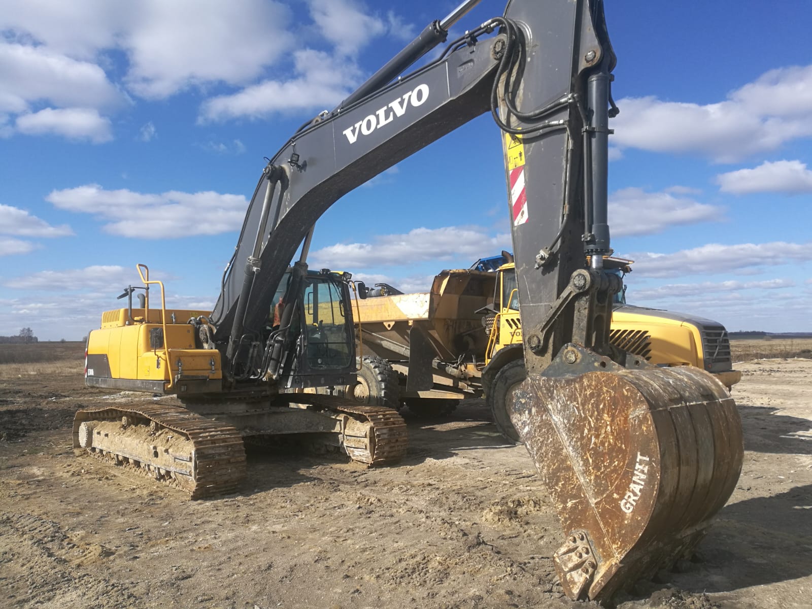 Сдаем экскаватор в аренду по Московской области