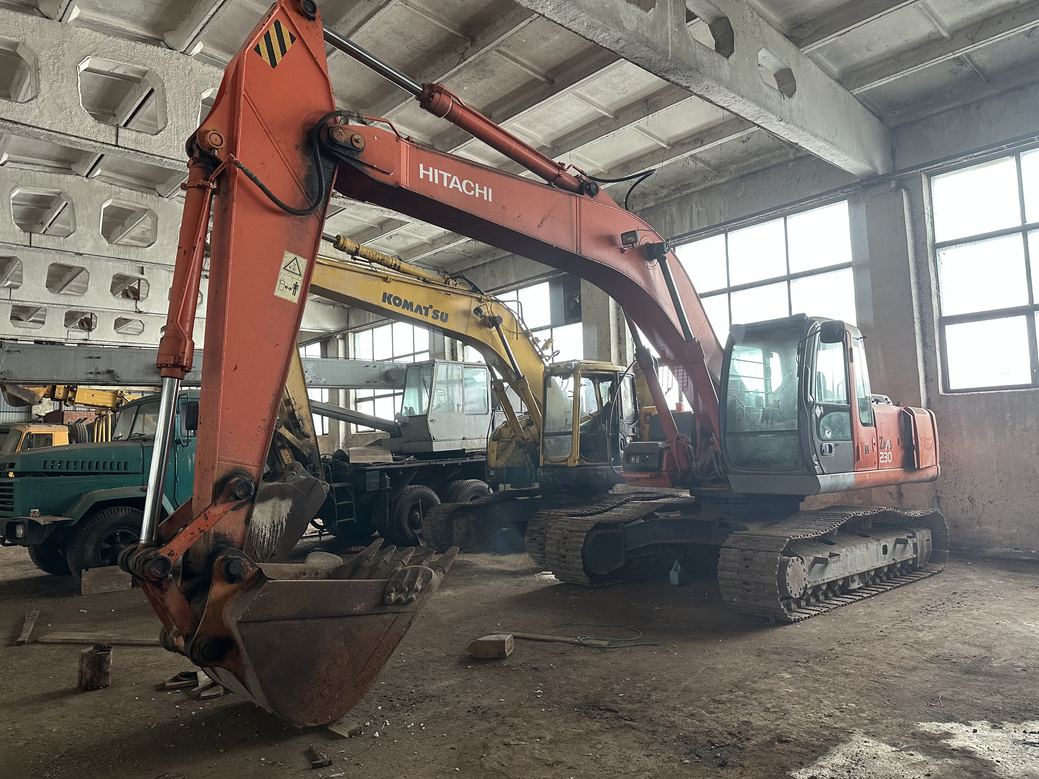 Гусеничный экскаватор Hitachi ZX230