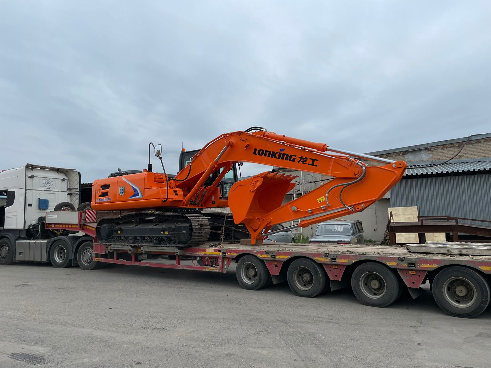 Разные экскаваторы с доставкой тралом.