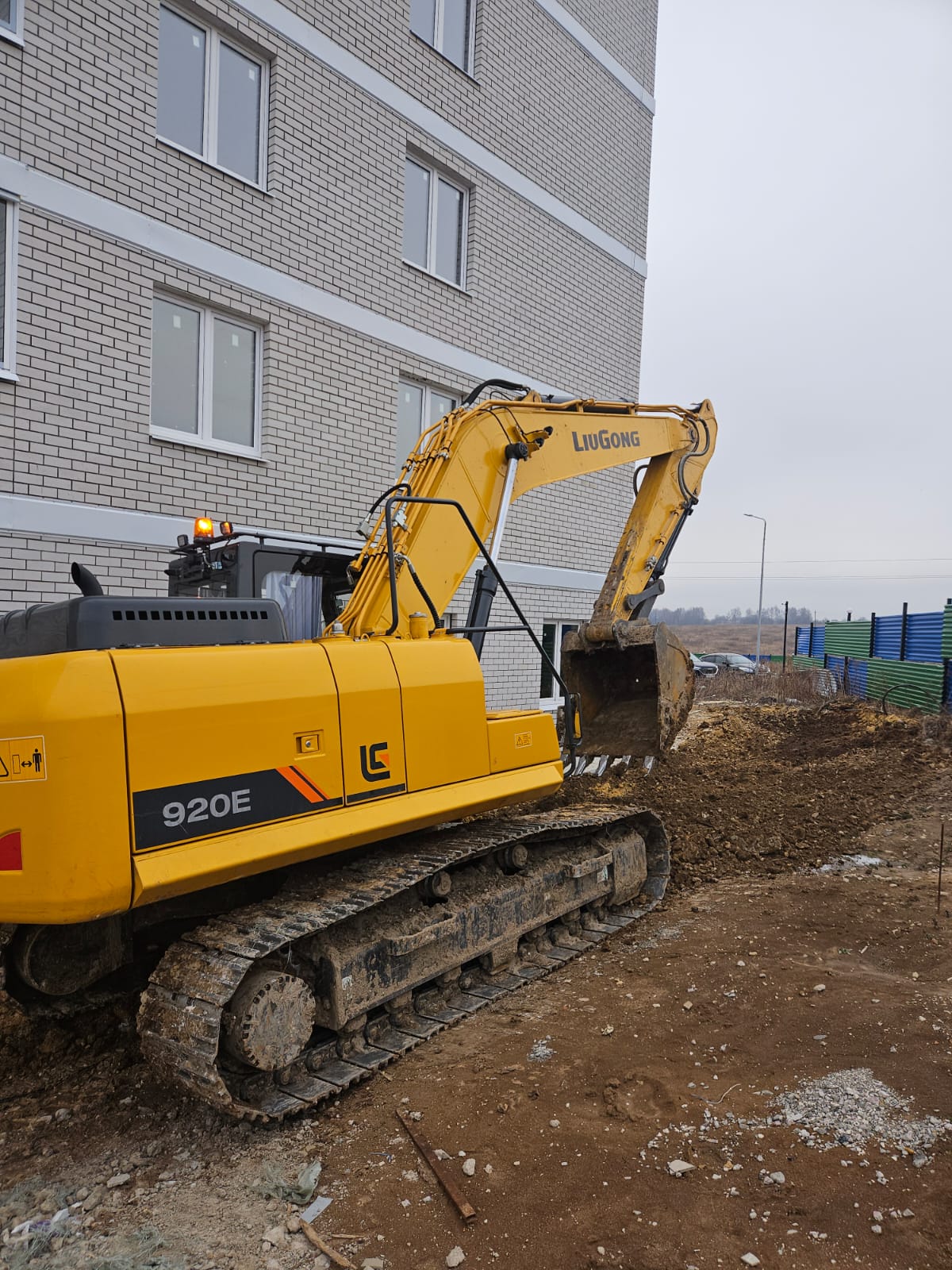 Аренда гусеничного экскаватора полноповоротного