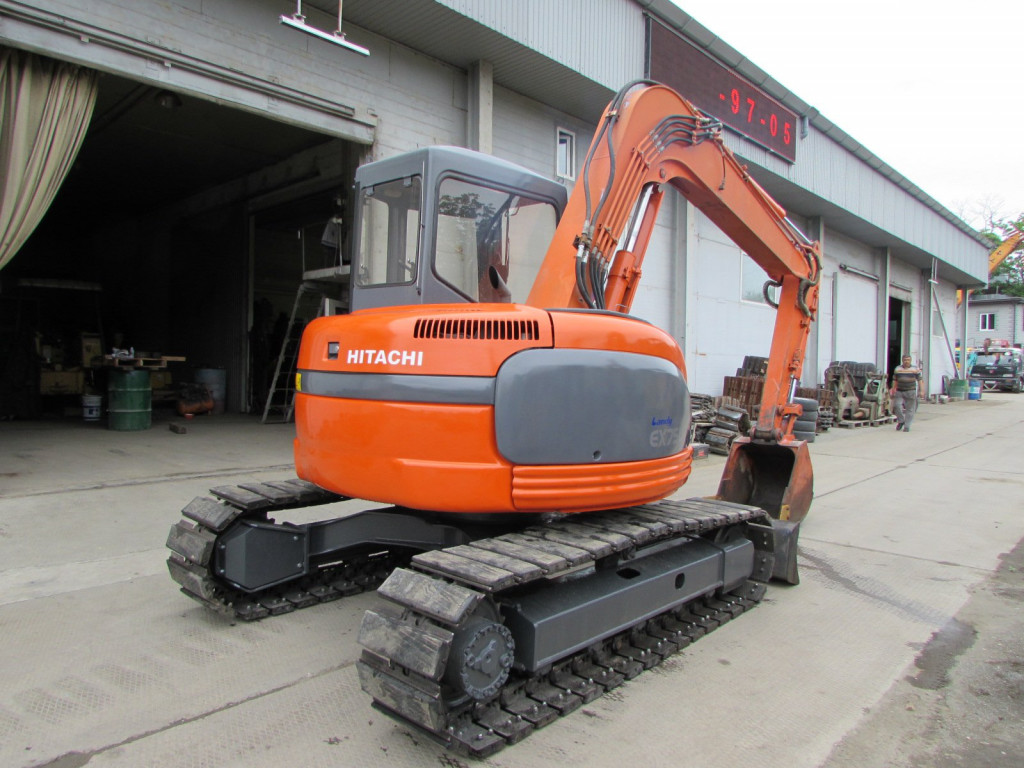 Земляные работы экскаватором.