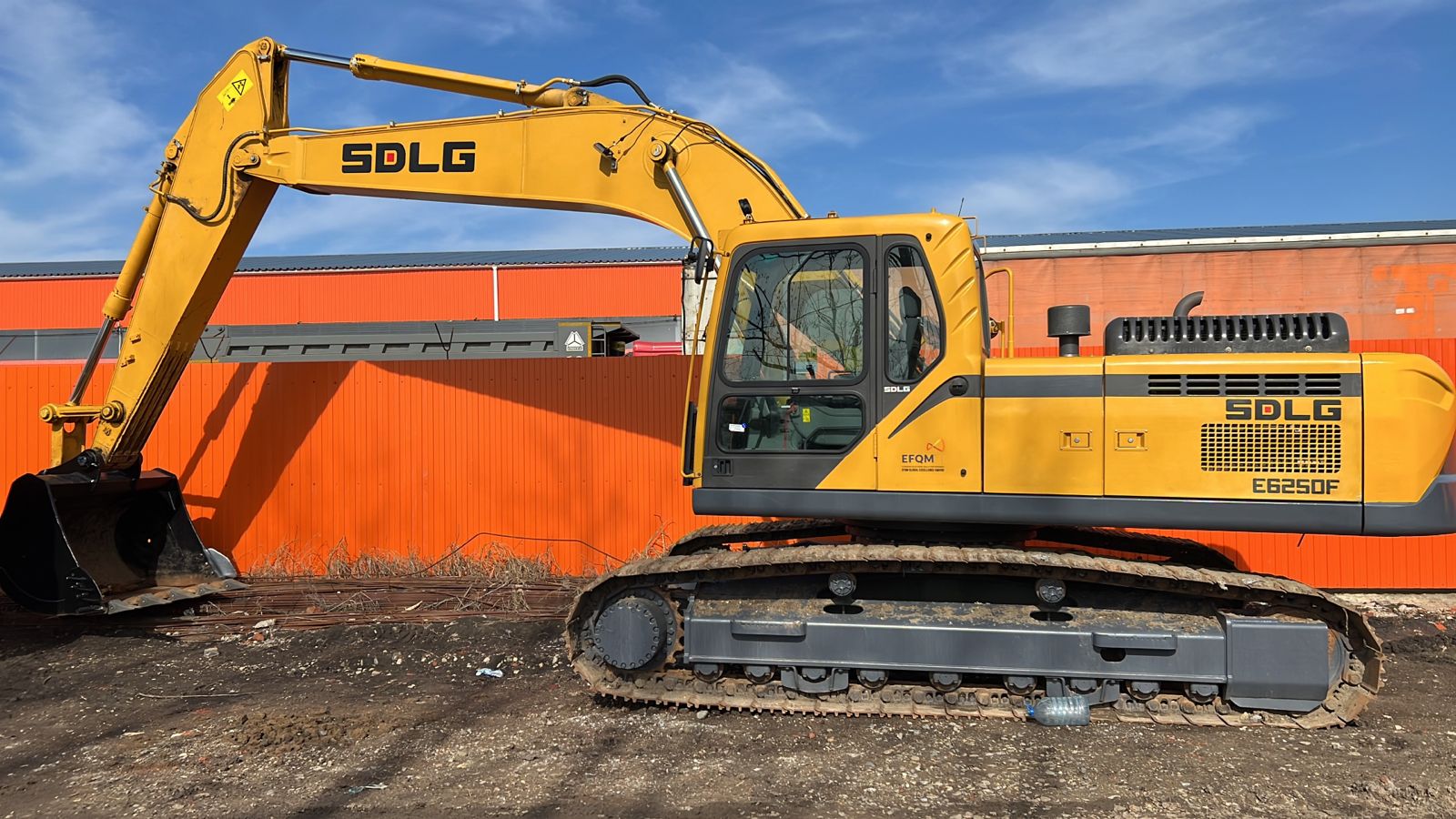 Аренда экскаватора с полным поворотом 30 тонн.