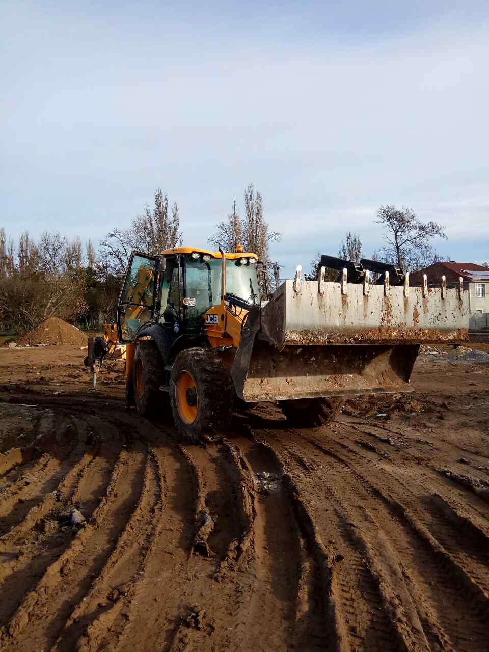 Сдам в аренду экскаватор –погрузчик JCB