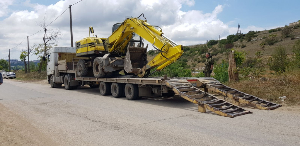 Экскаватор полноповоротный в аренду с водителем