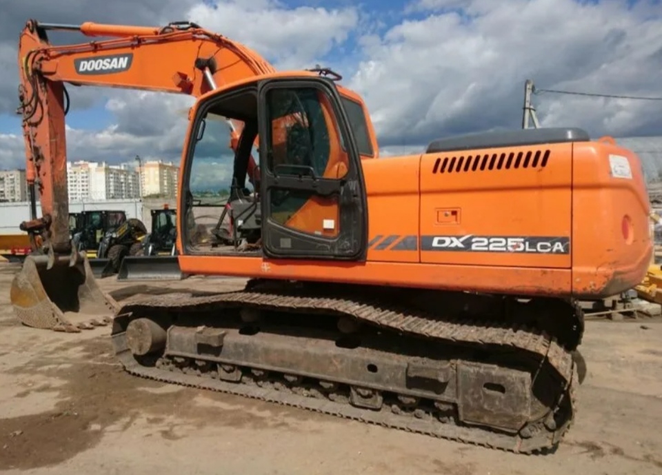 Сдам в аренду экскаватор с полным поворотом.