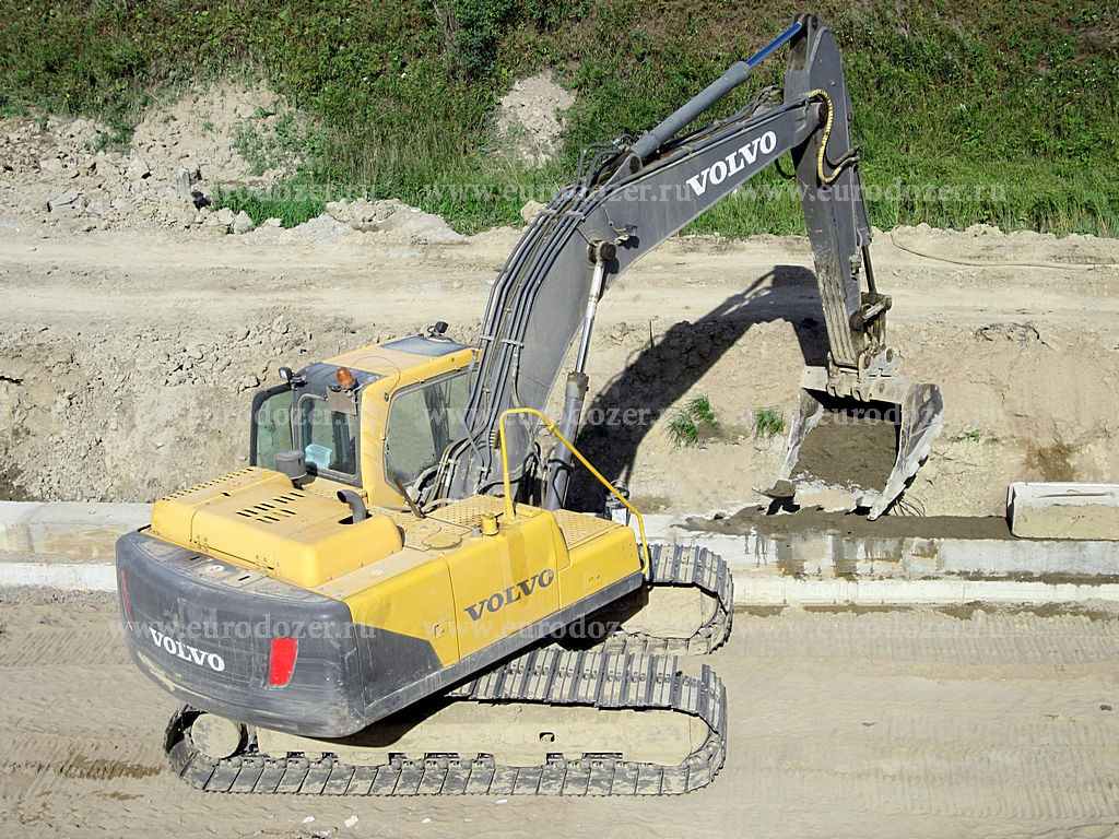 Аренда гусеничного экскаватора, услуги, заказ.