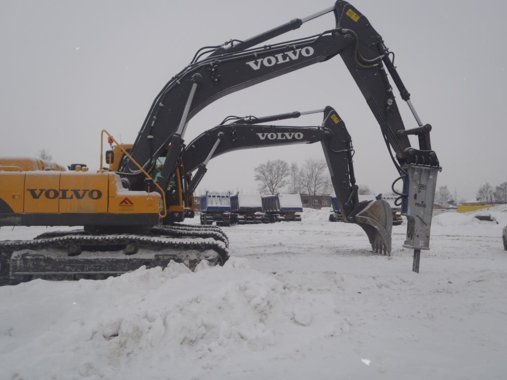 Экскаваторы в аренду. Гидромолот, гидроножницы.