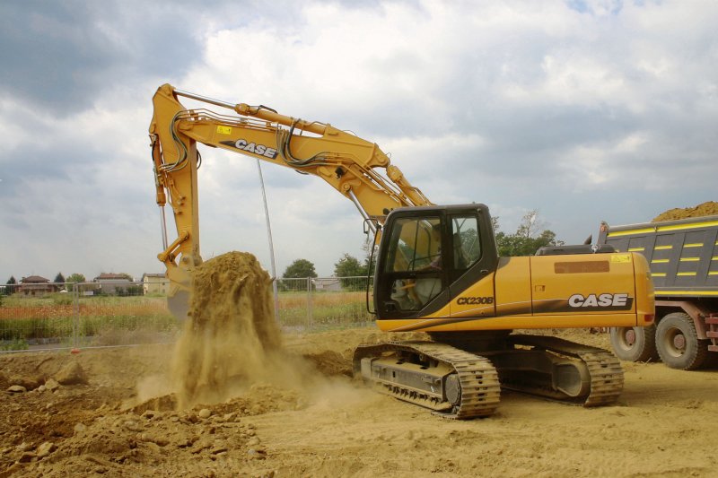Сдам в аренду гусеничный экскаватор.