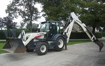 Аренда экскаватора-погрузчика от собственника Роман