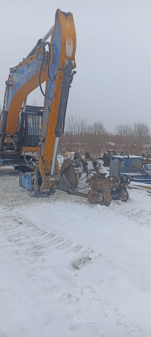 Экскаватор с гидромолотом и крашером