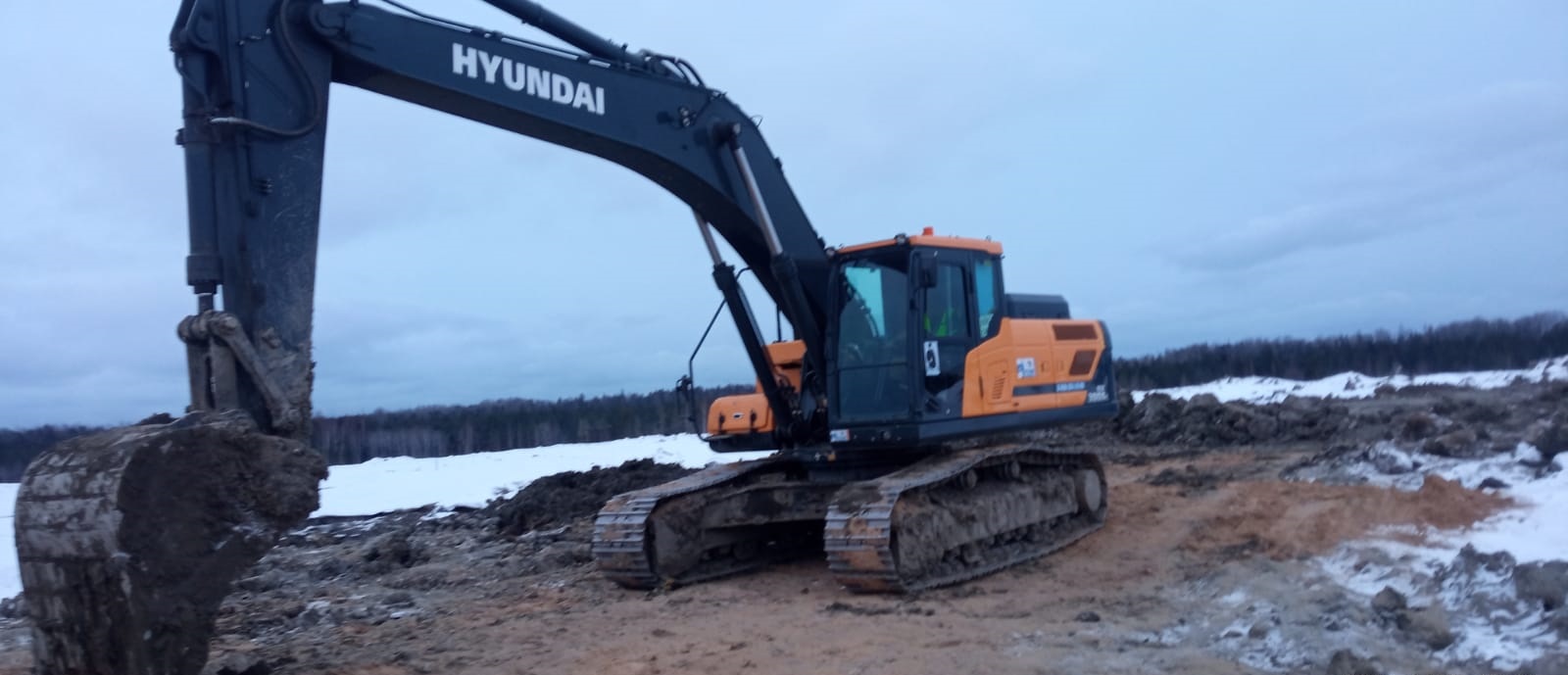 Гусеничный экскаватор полноповоротный в аренду.