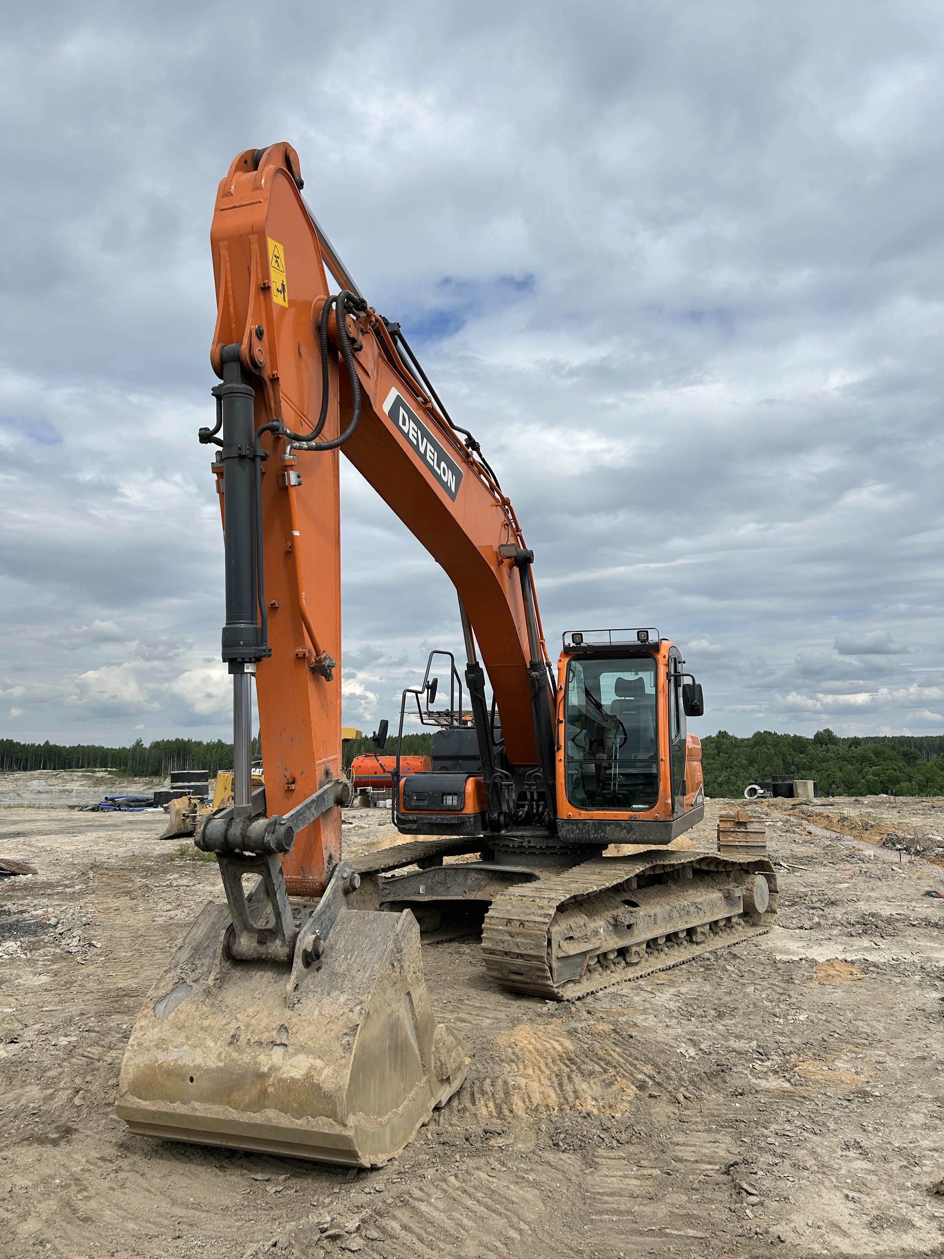 Сдам в аренду гусеничный экскаватор