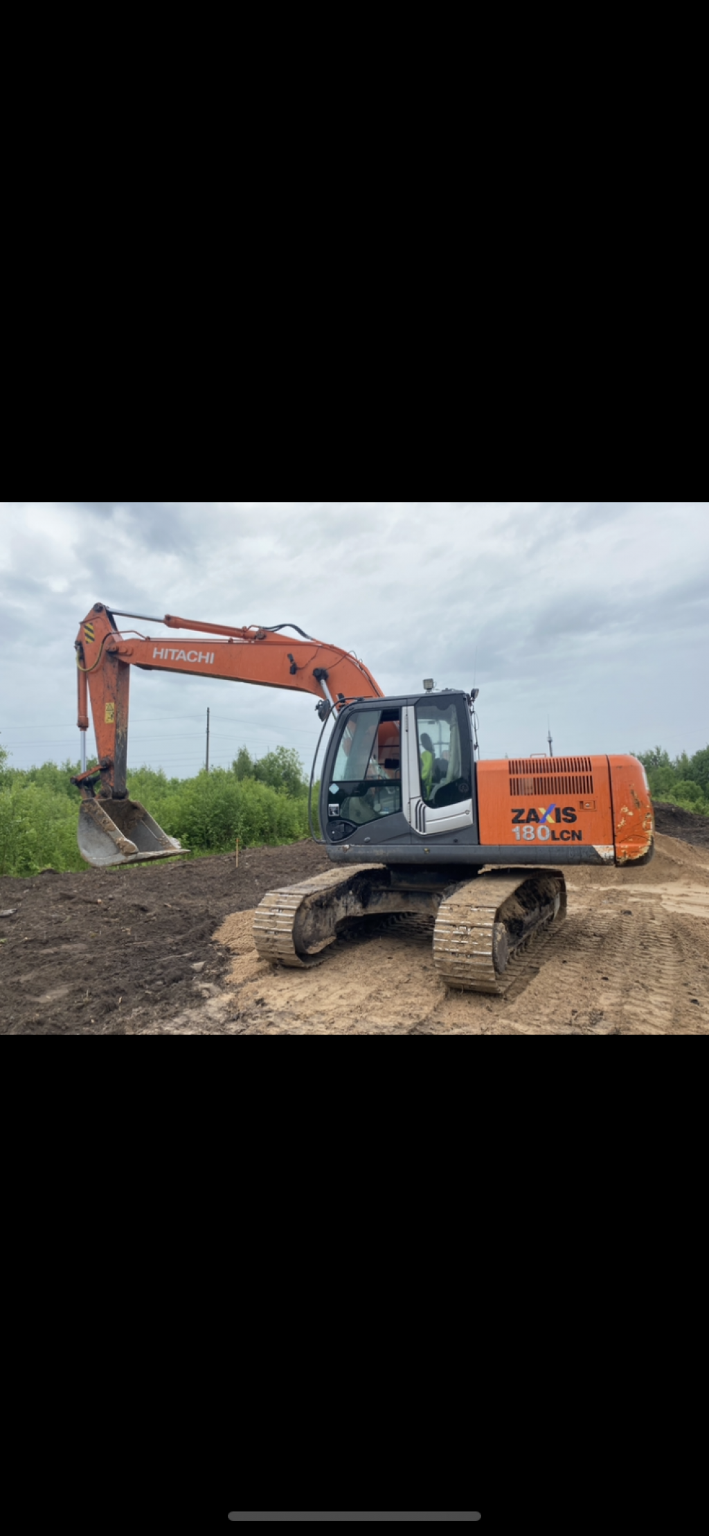 Гусеничный и колесный полноповоротный экскаваторы