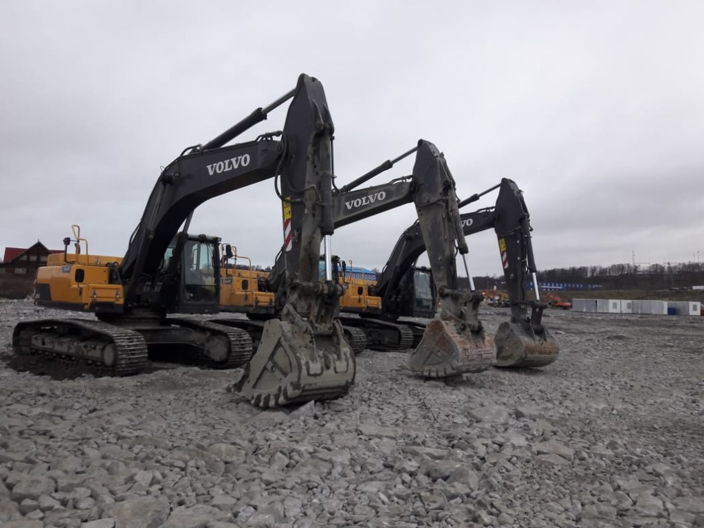 Аренда гусеничного экскаватора с гидромолотом