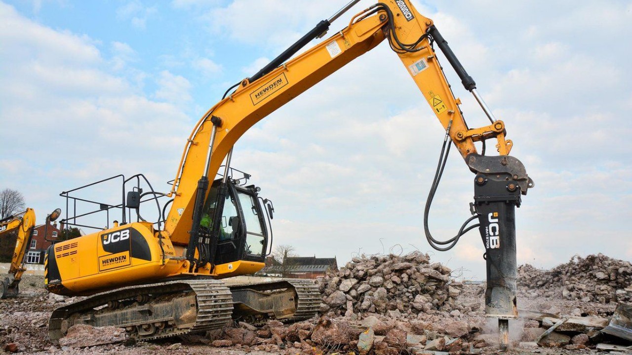 Гусеничный экскаватор JCB 220 С гидромолотом