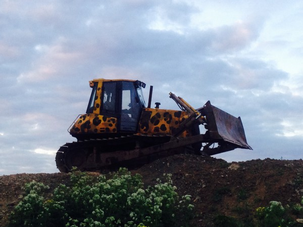 Легко найти бульдозер